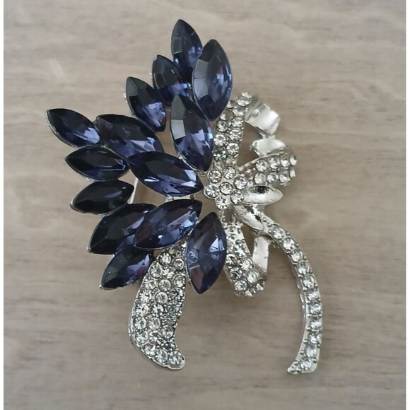 NEW Blue Crystal Rhinestone Bouquet Brooch Pin Silver Tone Beautiful Elegant - Picture 1 of 6